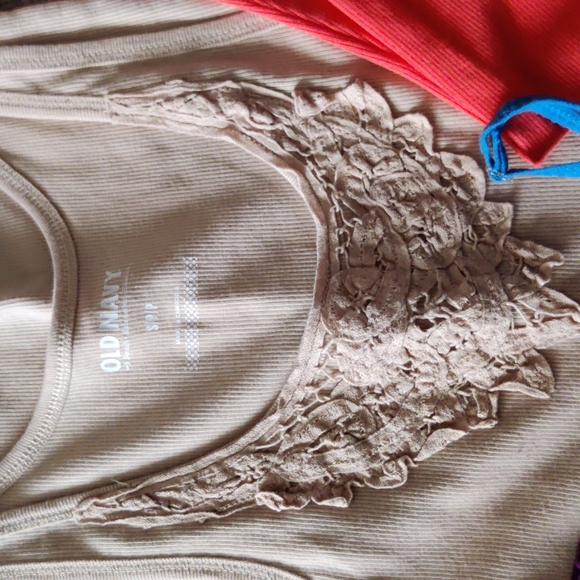 4 Detailed Ribbed Tank Tops - Picture 2 of 7